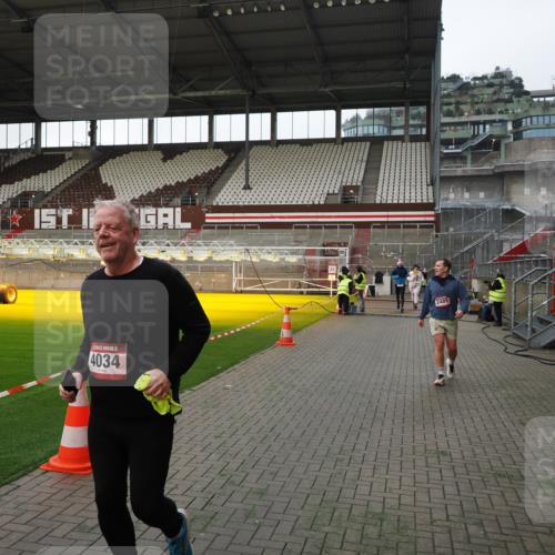 07.12.2025 - St. Pauli X-Mass-Run No. 15 Fabian Wolf http://msf.ph/oto/9396102 07.12.2025 10:35:52 Ziel 350, 1822, 2489, 3476, 4034 meine-sportfotos.de