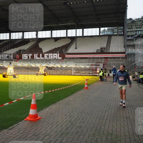 07.12.2025 - St. Pauli X-Mass-Run No. 15 Fabian Wolf http://msf.ph/oto/9396108 07.12.2025 10:35:53 Ziel 350, 1822, 2489, 3476, 4034 meine-sportfotos.de