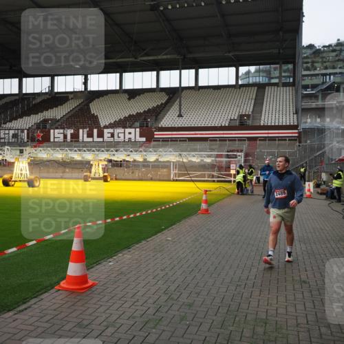 07.12.2025 - St. Pauli X-Mass-Run No. 15 Fabian Wolf http://msf.ph/oto/9396110 07.12.2025 10:35:54 Ziel 350, 1822, 2489, 3476, 4034 meine-sportfotos.de
