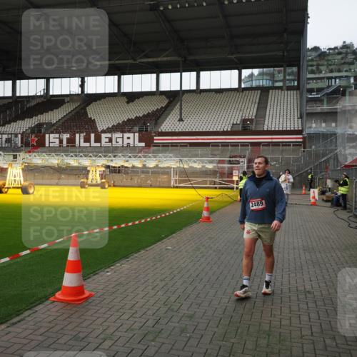 07.12.2025 - St. Pauli X-Mass-Run No. 15 Fabian Wolf http://msf.ph/oto/9396114 07.12.2025 10:35:55 Ziel 350, 2489, 3476, 4034 meine-sportfotos.de