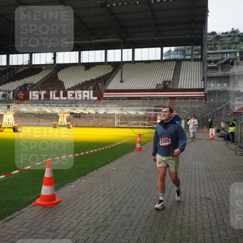 07.12.2025 - St. Pauli X-Mass-Run No. 15 Fabian Wolf http://msf.ph/oto/9396115 07.12.2025 10:35:55 Ziel 350, 2489, 3476, 4034 meine-sportfotos.de