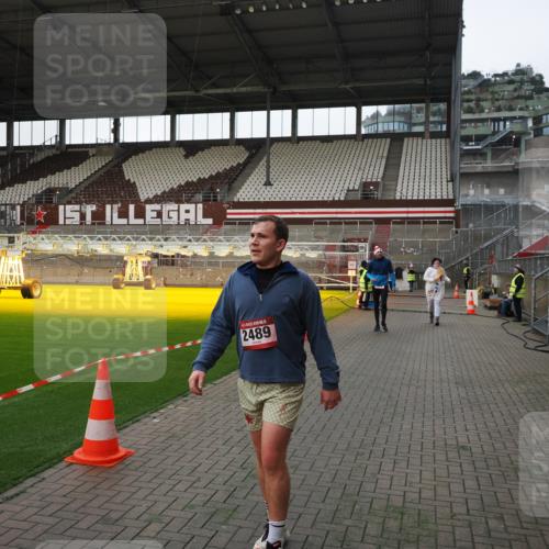 07.12.2025 - St. Pauli X-Mass-Run No. 15 Fabian Wolf http://msf.ph/oto/9396120 07.12.2025 10:35:56 Ziel 350, 2489, 3476, 4034 meine-sportfotos.de