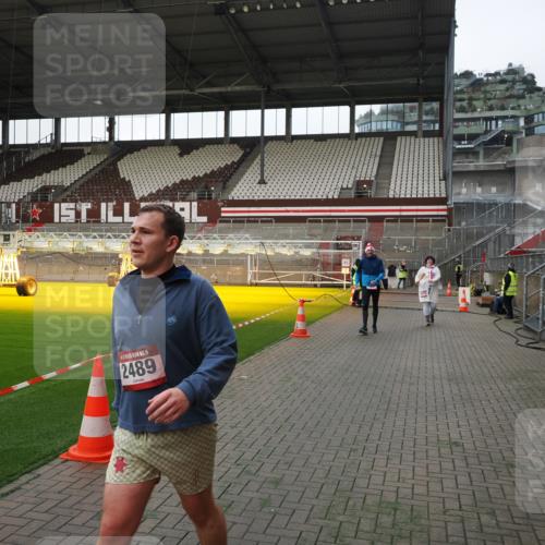 07.12.2025 - St. Pauli X-Mass-Run No. 15 Fabian Wolf http://msf.ph/oto/9396123 07.12.2025 10:35:57 Ziel 350, 2489, 3476, 4034 meine-sportfotos.de