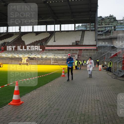 07.12.2025 - St. Pauli X-Mass-Run No. 15 Fabian Wolf http://msf.ph/oto/9396126 07.12.2025 10:35:59 Ziel 350, 2489, 3476, 4034 meine-sportfotos.de