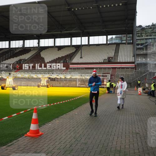 07.12.2025 - St. Pauli X-Mass-Run No. 15 Fabian Wolf http://msf.ph/oto/9396127 07.12.2025 10:36:01 Ziel 350, 2489, 3476 meine-sportfotos.de