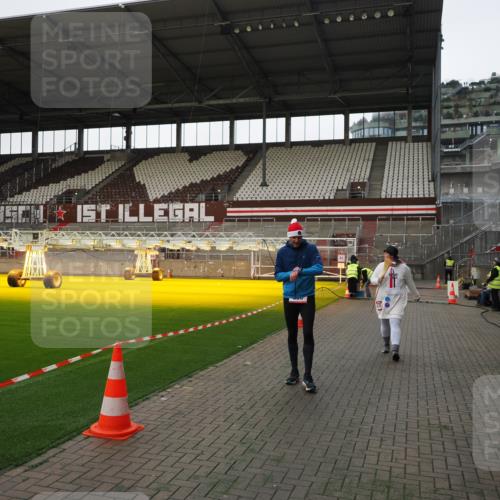 07.12.2025 - St. Pauli X-Mass-Run No. 15 Fabian Wolf http://msf.ph/oto/9396130 07.12.2025 10:36:01 Ziel 350, 2489, 3476 meine-sportfotos.de