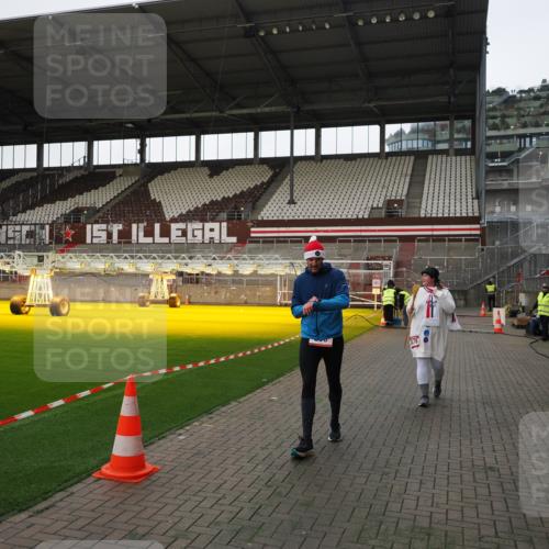 07.12.2025 - St. Pauli X-Mass-Run No. 15 Fabian Wolf http://msf.ph/oto/9396132 07.12.2025 10:36:02 Ziel 350, 2489, 3476 meine-sportfotos.de