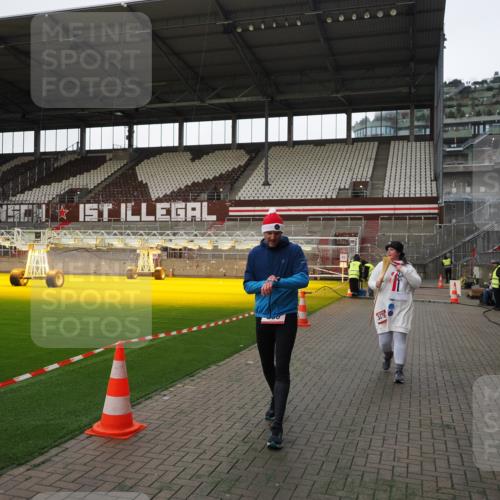 07.12.2025 - St. Pauli X-Mass-Run No. 15 Fabian Wolf http://msf.ph/oto/9396133 07.12.2025 10:36:03 Ziel 350, 2489, 3476 meine-sportfotos.de