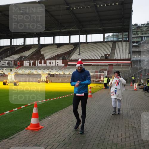 07.12.2025 - St. Pauli X-Mass-Run No. 15 Fabian Wolf http://msf.ph/oto/9396134 07.12.2025 10:36:03 Ziel 350, 2489, 3476 meine-sportfotos.de