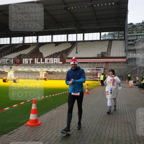 07.12.2025 - St. Pauli X-Mass-Run No. 15 Fabian Wolf http://msf.ph/oto/9396135 07.12.2025 10:36:03 Ziel 350, 2489, 3476 meine-sportfotos.de
