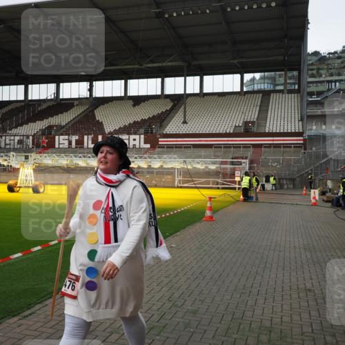 07.12.2025 - St. Pauli X-Mass-Run No. 15 Fabian Wolf http://msf.ph/oto/9396145 07.12.2025 10:36:06 Ziel 350, 3476 meine-sportfotos.de