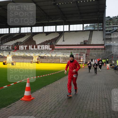 07.12.2025 - St. Pauli X-Mass-Run No. 15 Fabian Wolf http://msf.ph/oto/9396163 07.12.2025 10:36:29 Ziel 2948, 3089, 4200, 4591, 4599 meine-sportfotos.de