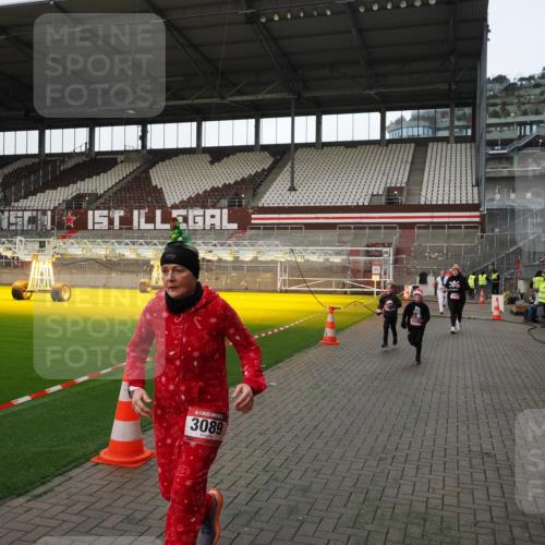 07.12.2025 - St. Pauli X-Mass-Run No. 15 Fabian Wolf http://msf.ph/oto/9396168 07.12.2025 10:36:30 Ziel 2948, 3089, 3382, 4200, 4591, 4599 meine-sportfotos.de