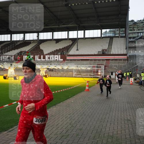 07.12.2025 - St. Pauli X-Mass-Run No. 15 Fabian Wolf http://msf.ph/oto/9396169 07.12.2025 10:36:31 Ziel 2948, 3089, 3382, 4200, 4591, 4597, 4599 meine-sportfotos.de
