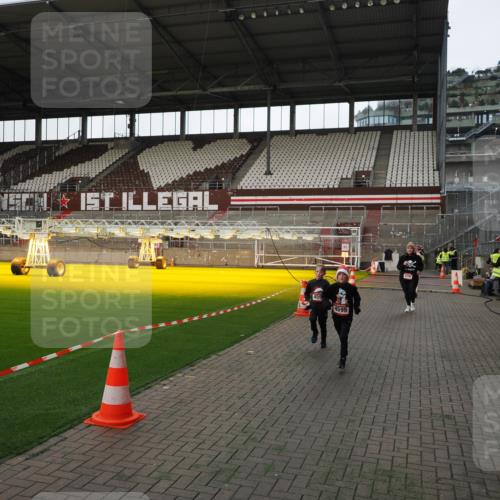 07.12.2025 - St. Pauli X-Mass-Run No. 15 Fabian Wolf http://msf.ph/oto/9396172 07.12.2025 10:36:31 Ziel 2948, 3089, 3382, 4200, 4591, 4597, 4599 meine-sportfotos.de