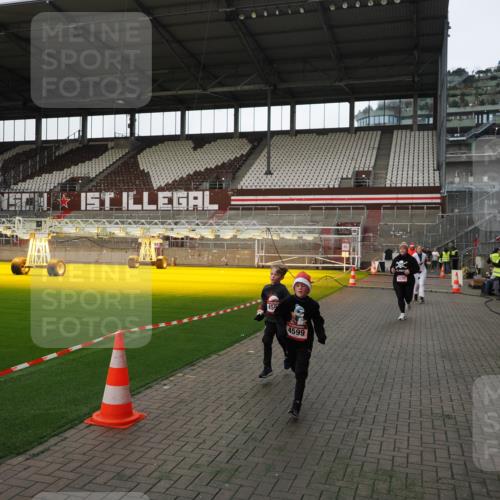 07.12.2025 - St. Pauli X-Mass-Run No. 15 Fabian Wolf http://msf.ph/oto/9396175 07.12.2025 10:36:32 Ziel 2948, 3089, 3382, 4200, 4591, 4597, 4599 meine-sportfotos.de