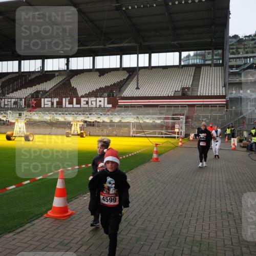 07.12.2025 - St. Pauli X-Mass-Run No. 15 Fabian Wolf http://msf.ph/oto/9396178 07.12.2025 10:36:33 Ziel 2948, 3089, 3382, 4200, 4591, 4597, 4599 meine-sportfotos.de