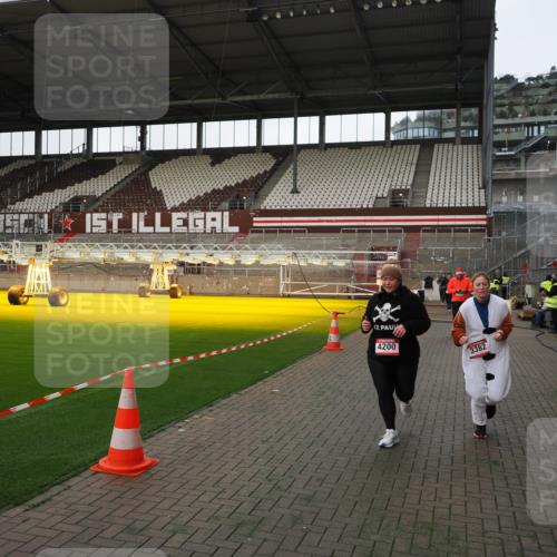 07.12.2025 - St. Pauli X-Mass-Run No. 15 Fabian Wolf http://msf.ph/oto/9396189 07.12.2025 10:36:35 Ziel 717, 2948, 3089, 3382, 4200, 4591, 4597, 4599 meine-sportfotos.de