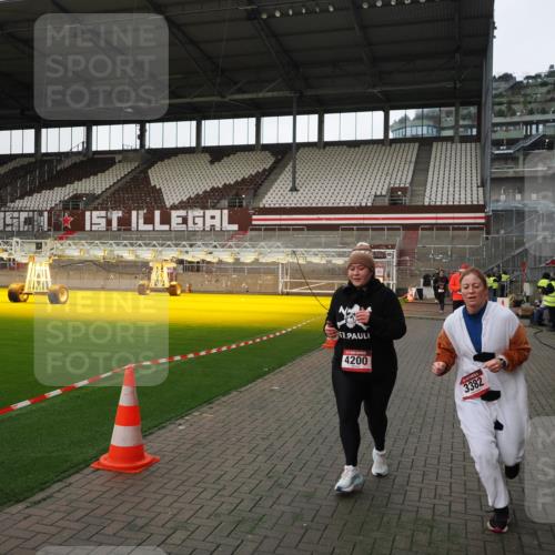 07.12.2025 - St. Pauli X-Mass-Run No. 15 Fabian Wolf http://msf.ph/oto/9396192 07.12.2025 10:36:36 Ziel 717, 833, 2948, 3089, 3382, 4200, 4591, 4597, 4599 meine-sportfotos.de