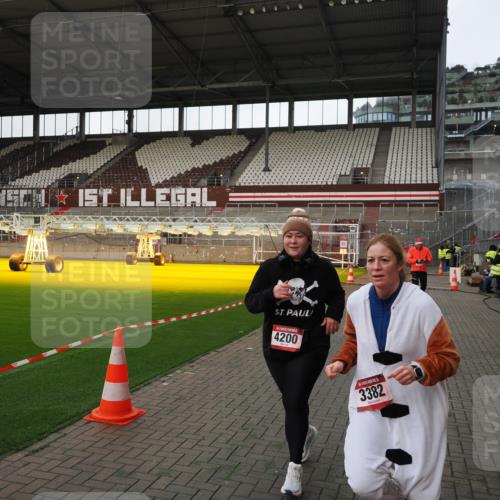 07.12.2025 - St. Pauli X-Mass-Run No. 15 Fabian Wolf http://msf.ph/oto/9396194 07.12.2025 10:36:36 Ziel 717, 833, 2948, 3089, 3382, 4200, 4591, 4597, 4599 meine-sportfotos.de
