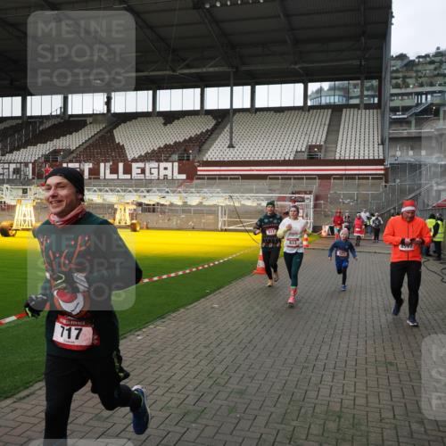07.12.2025 - St. Pauli X-Mass-Run No. 15 Fabian Wolf http://msf.ph/oto/9396213 07.12.2025 10:36:42 Ziel 37, 511, 521, 665, 717, 833, 3382, 4200, 4591, 4597, 4599, 4691, 4693 meine-sportfotos.de