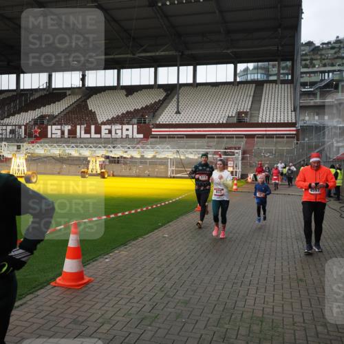 07.12.2025 - St. Pauli X-Mass-Run No. 15 Fabian Wolf http://msf.ph/oto/9396214 07.12.2025 10:36:42 Ziel 37, 511, 521, 665, 717, 833, 3382, 4200, 4591, 4597, 4599, 4691, 4693 meine-sportfotos.de