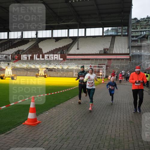07.12.2025 - St. Pauli X-Mass-Run No. 15 Fabian Wolf http://msf.ph/oto/9396216 07.12.2025 10:36:42 Ziel 37, 511, 521, 665, 717, 833, 3382, 4200, 4591, 4597, 4599, 4691, 4693 meine-sportfotos.de