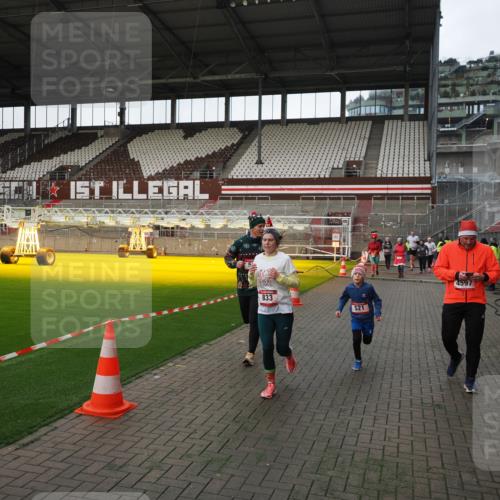 07.12.2025 - St. Pauli X-Mass-Run No. 15 Fabian Wolf http://msf.ph/oto/9396218 07.12.2025 10:36:43 Ziel 37, 511, 521, 665, 717, 833, 2615, 3382, 4200, 4591, 4597, 4599, 4690, 4691, 4693 meine-sportfotos.de