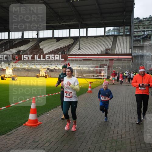 07.12.2025 - St. Pauli X-Mass-Run No. 15 Fabian Wolf http://msf.ph/oto/9396220 07.12.2025 10:36:43 Ziel 37, 511, 521, 665, 717, 833, 2615, 3382, 4200, 4591, 4597, 4599, 4690, 4691, 4693 meine-sportfotos.de