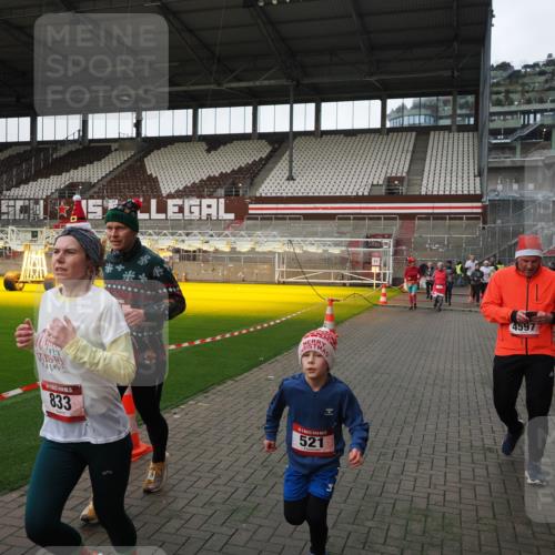 07.12.2025 - St. Pauli X-Mass-Run No. 15 Fabian Wolf http://msf.ph/oto/9396223 07.12.2025 10:36:44 Ziel 37, 511, 521, 665, 717, 833, 2615, 3056, 3382, 4200, 4591, 4597, 4599, 4690, 4691, 4693 meine-sportfotos.de