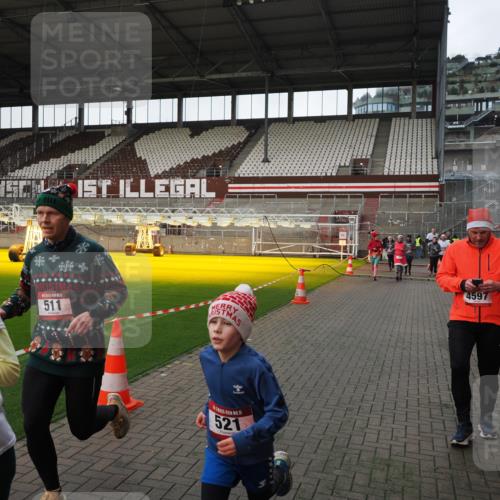 07.12.2025 - St. Pauli X-Mass-Run No. 15 Fabian Wolf http://msf.ph/oto/9396224 07.12.2025 10:36:44 Ziel 37, 511, 521, 665, 717, 833, 2615, 3056, 3382, 4200, 4591, 4597, 4599, 4690, 4691, 4693 meine-sportfotos.de