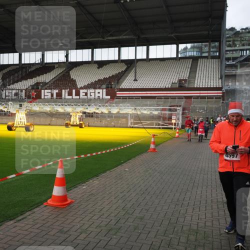 07.12.2025 - St. Pauli X-Mass-Run No. 15 Fabian Wolf http://msf.ph/oto/9396227 07.12.2025 10:36:44 Ziel 37, 511, 521, 665, 717, 833, 2615, 3056, 3382, 4200, 4591, 4597, 4599, 4690, 4691, 4693 meine-sportfotos.de