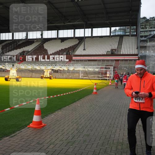 07.12.2025 - St. Pauli X-Mass-Run No. 15 Fabian Wolf http://msf.ph/oto/9396229 07.12.2025 10:36:45 Ziel 37, 511, 521, 665, 717, 833, 2615, 3056, 3382, 4200, 4591, 4597, 4599, 4690, 4691, 4693 meine-sportfotos.de