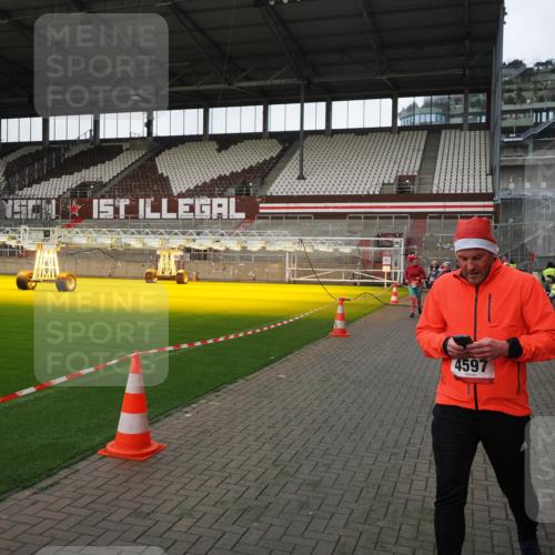 07.12.2025 - St. Pauli X-Mass-Run No. 15 Fabian Wolf http://msf.ph/oto/9396230 07.12.2025 10:36:45 Ziel 37, 511, 521, 665, 717, 833, 2615, 3056, 3382, 4200, 4591, 4597, 4599, 4690, 4691, 4693 meine-sportfotos.de