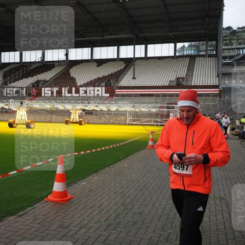 07.12.2025 - St. Pauli X-Mass-Run No. 15 Fabian Wolf http://msf.ph/oto/9396232 07.12.2025 10:36:45 Ziel 37, 511, 521, 665, 717, 833, 2615, 3056, 3382, 4200, 4591, 4597, 4599, 4690, 4691, 4693 meine-sportfotos.de
