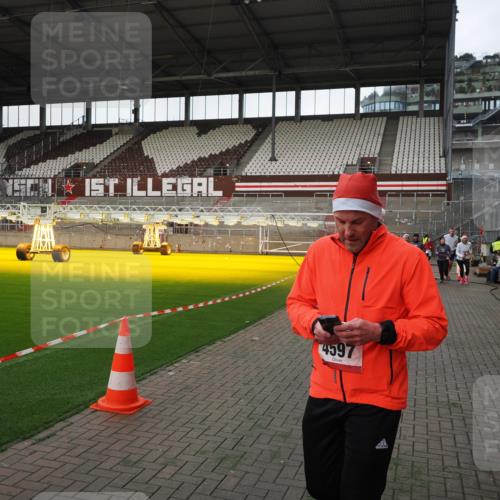 07.12.2025 - St. Pauli X-Mass-Run No. 15 Fabian Wolf http://msf.ph/oto/9396233 07.12.2025 10:36:46 Ziel 37, 511, 521, 665, 717, 833, 2615, 3056, 3382, 4591, 4597, 4690, 4691, 4693 meine-sportfotos.de