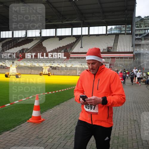 07.12.2025 - St. Pauli X-Mass-Run No. 15 Fabian Wolf http://msf.ph/oto/9396234 07.12.2025 10:36:46 Ziel 37, 511, 521, 665, 717, 833, 2615, 3056, 3382, 4591, 4597, 4690, 4691, 4693 meine-sportfotos.de
