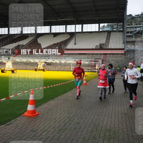 07.12.2025 - St. Pauli X-Mass-Run No. 15 Fabian Wolf http://msf.ph/oto/9396236 07.12.2025 10:36:50 Ziel 37, 511, 521, 665, 717, 833, 2615, 3056, 3263, 3382, 4597, 4690, 4691, 4693 meine-sportfotos.de