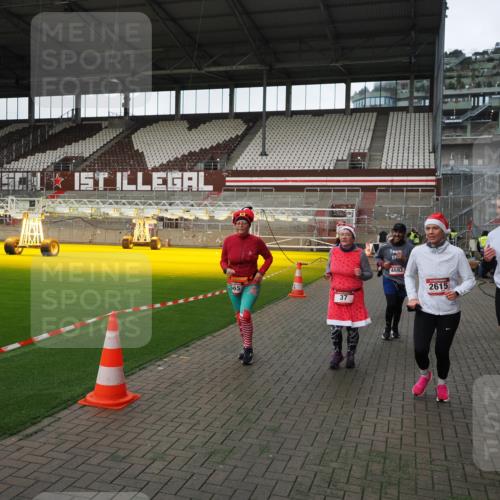 07.12.2025 - St. Pauli X-Mass-Run No. 15 Fabian Wolf http://msf.ph/oto/9396239 07.12.2025 10:36:51 Ziel 37, 511, 521, 665, 717, 833, 2615, 3056, 3263, 4597, 4690, 4691, 4693 meine-sportfotos.de