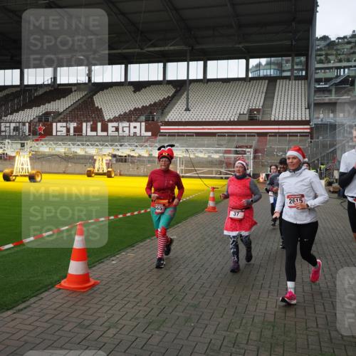 07.12.2025 - St. Pauli X-Mass-Run No. 15 Fabian Wolf http://msf.ph/oto/9396240 07.12.2025 10:36:51 Ziel 37, 511, 521, 665, 717, 833, 2615, 3056, 3263, 4597, 4690, 4691, 4693 meine-sportfotos.de