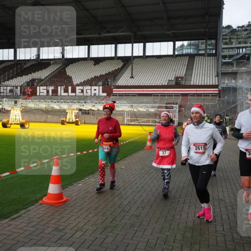 07.12.2025 - St. Pauli X-Mass-Run No. 15 Fabian Wolf http://msf.ph/oto/9396241 07.12.2025 10:36:51 Ziel 37, 511, 521, 665, 717, 833, 2615, 3056, 3263, 4597, 4690, 4691, 4693 meine-sportfotos.de