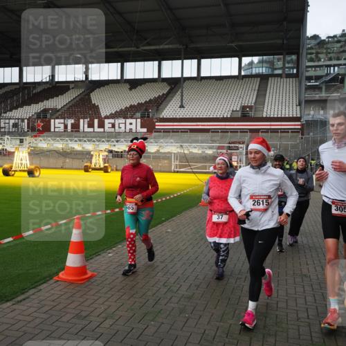 07.12.2025 - St. Pauli X-Mass-Run No. 15 Fabian Wolf http://msf.ph/oto/9396242 07.12.2025 10:36:51 Ziel 37, 511, 521, 665, 717, 833, 2615, 3056, 3263, 4597, 4690, 4691, 4693 meine-sportfotos.de