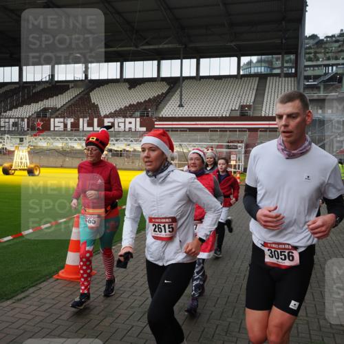 07.12.2025 - St. Pauli X-Mass-Run No. 15 Fabian Wolf http://msf.ph/oto/9396245 07.12.2025 10:36:52 Ziel 37, 511, 521, 665, 717, 833, 2615, 3056, 3263, 4690, 4691, 4693 meine-sportfotos.de