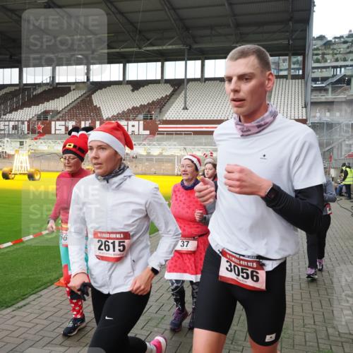 07.12.2025 - St. Pauli X-Mass-Run No. 15 Fabian Wolf http://msf.ph/oto/9396246 07.12.2025 10:36:52 Ziel 37, 511, 521, 665, 717, 833, 2615, 3056, 3263, 4690, 4691, 4693 meine-sportfotos.de
