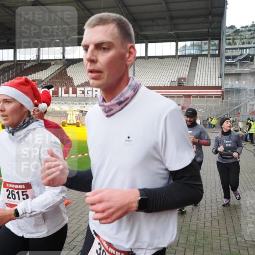 07.12.2025 - St. Pauli X-Mass-Run No. 15 Fabian Wolf http://msf.ph/oto/9396247 07.12.2025 10:36:52 Ziel 37, 511, 521, 665, 717, 833, 2615, 3056, 3263, 4690, 4691, 4693 meine-sportfotos.de
