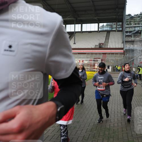 07.12.2025 - St. Pauli X-Mass-Run No. 15 Fabian Wolf http://msf.ph/oto/9396248 07.12.2025 10:36:52 Ziel 37, 511, 521, 665, 717, 833, 2615, 3056, 3263, 4690, 4691, 4693 meine-sportfotos.de