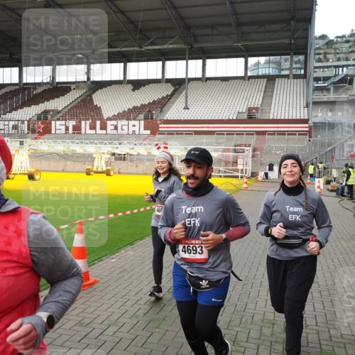 07.12.2025 - St. Pauli X-Mass-Run No. 15 Fabian Wolf http://msf.ph/oto/9396252 07.12.2025 10:36:53 Ziel 37, 511, 521, 665, 717, 833, 2615, 3056, 3263, 4690, 4691, 4693 meine-sportfotos.de