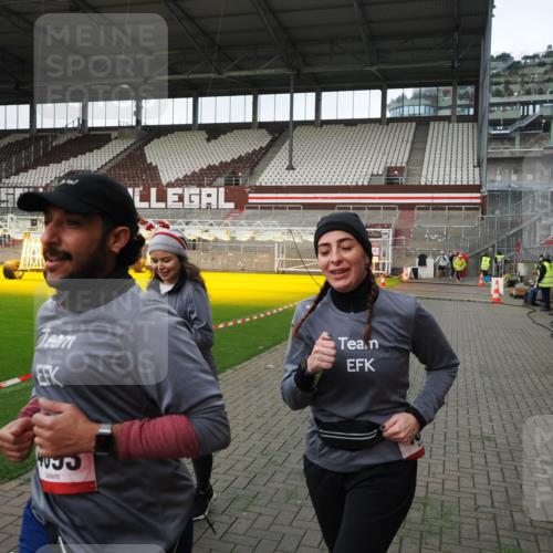 07.12.2025 - St. Pauli X-Mass-Run No. 15 Fabian Wolf http://msf.ph/oto/9396255 07.12.2025 10:36:54 Ziel 37, 511, 521, 665, 717, 833, 2615, 3056, 3263, 4690, 4691, 4693 meine-sportfotos.de
