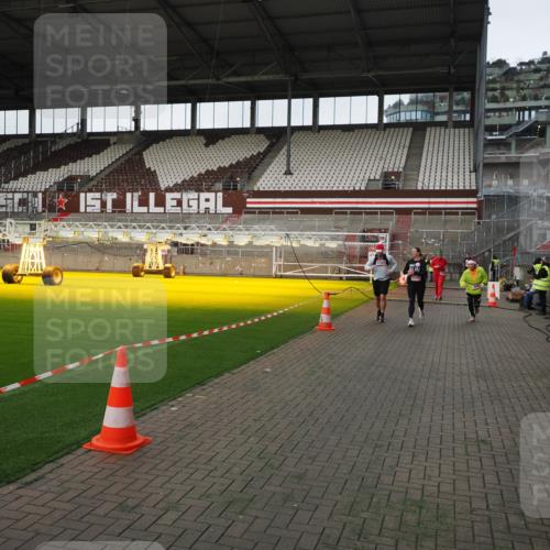 07.12.2025 - St. Pauli X-Mass-Run No. 15 Fabian Wolf http://msf.ph/oto/9396268 07.12.2025 10:37:01 Ziel 37, 503, 2349, 2351, 2615, 3056, 3090, 3263, 4690, 4691, 4693 meine-sportfotos.de