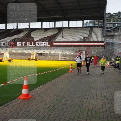 07.12.2025 - St. Pauli X-Mass-Run No. 15 Fabian Wolf http://msf.ph/oto/9396272 07.12.2025 10:37:02 Ziel 503, 2349, 2351, 2615, 3056, 3090, 3263, 4690, 4691, 4693 meine-sportfotos.de